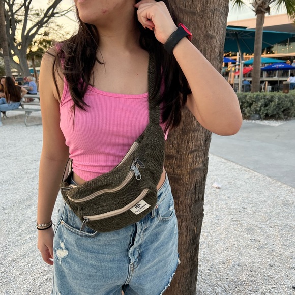 Sherpa Travel Hemp Fanny Pack Green - Picture 11 of 14